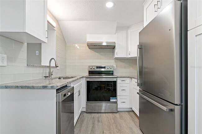 Building Photo - 8441 Bayshore Dr