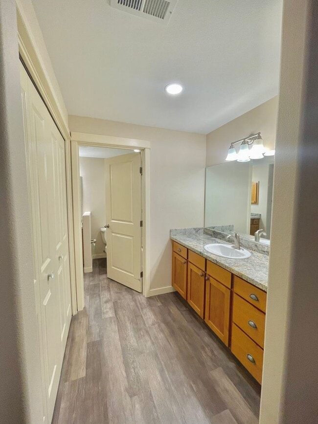 Building Photo - Two Bedroom/Two Bath in the Hillview Condo...