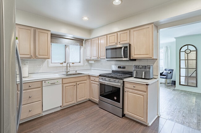 Building Photo - 3890 Gregory Dr