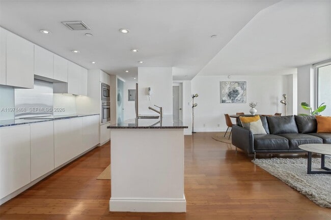 Building Photo - 1717 N Bayshore Dr