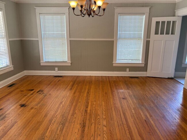 Building Photo - Historic Downtown Murfreesboro TN 3050 SF, 5BR/2BA for rent