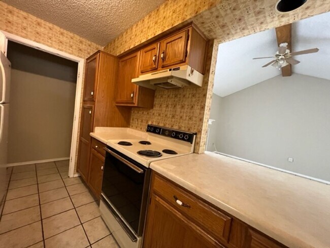 Building Photo - 33 Shady Brook Cir