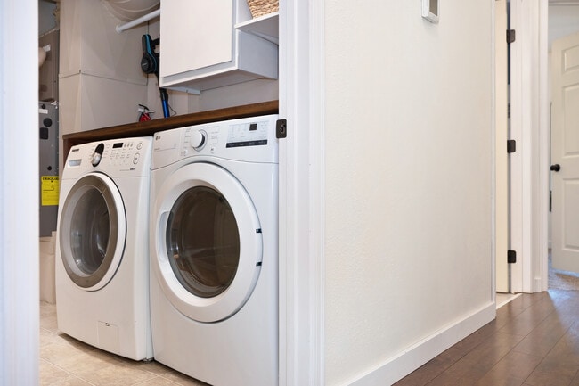 Building Photo - 417 S Dollar St