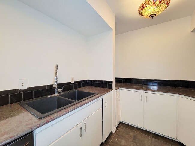 Building Photo - Stylish Townhouse in Prime Location – Walk...