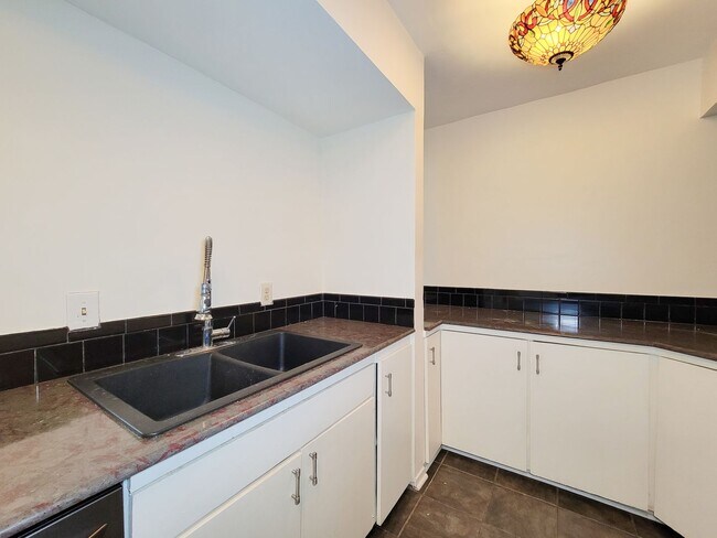 Building Photo - Stylish Townhouse in Prime Location – Walk to Whole Foods, Shops & Dining!