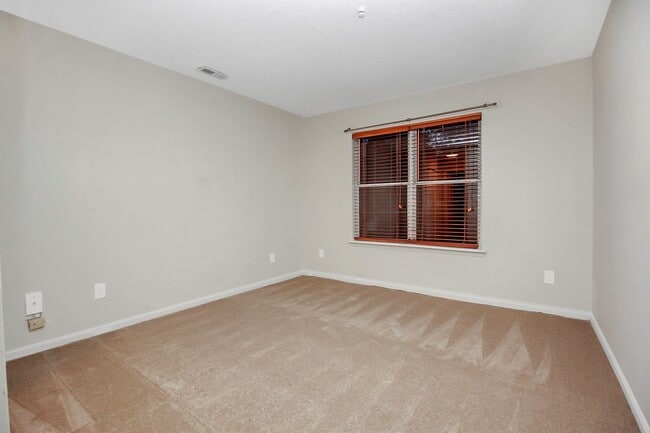 Building Photo - Spacious Condo in East Charlotte; Minutes ...