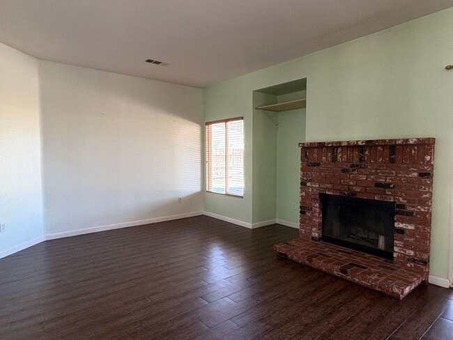 Building Photo - GRAND 5-Bedroom Home in Tehachapi City