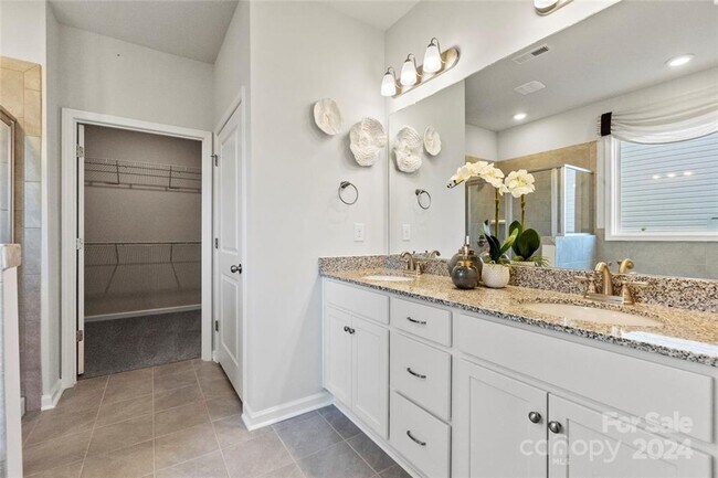 Building Photo - Captivating Family Home | 4 BR/3BA | 2 Car Garage | Backyard