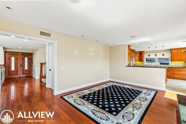 Building Photo - Rare 5 bed/3 bath home located in the high...