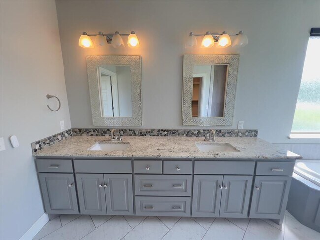 Building Photo - 424 Seville Dr