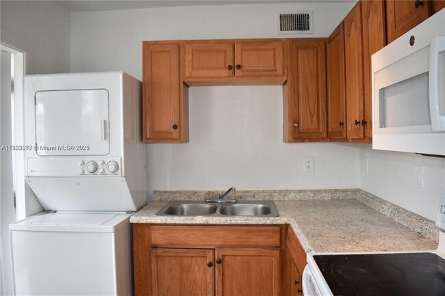 Building Photo - 1002 Palm Beach Lakes Blvd