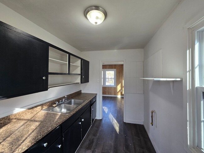 Building Photo - 3 bed 1 bath house