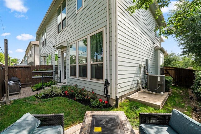 Building Photo - 5003 Lehman Oaks Dr