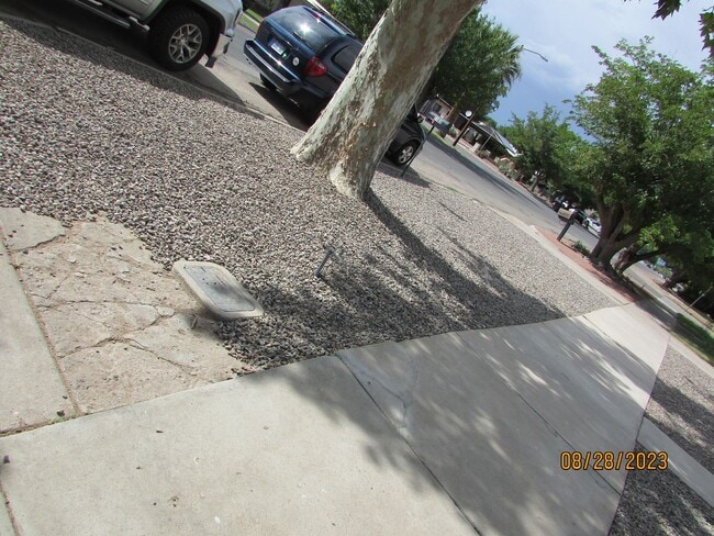 Building Photo - $900 3 Bedroom/1 Bath Spacious Home, Located in a desirable neighborhood