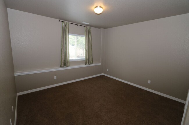 Building Photo - Updated Mountain Shadows Beauty on West Side!  4bdrm/3.5bath/2-car Garage