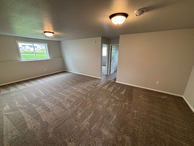 Building Photo - Stylish New Bi-Level Twinhome | 4 Beds | M...