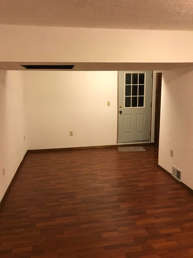 Building Photo - 16 Bowstring Way