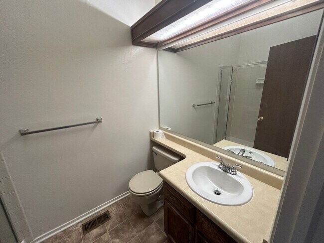 Building Photo - 2 Bed 2 Bath Condominium