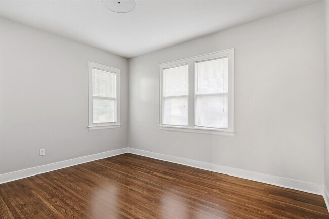 Building Photo - 871 University St