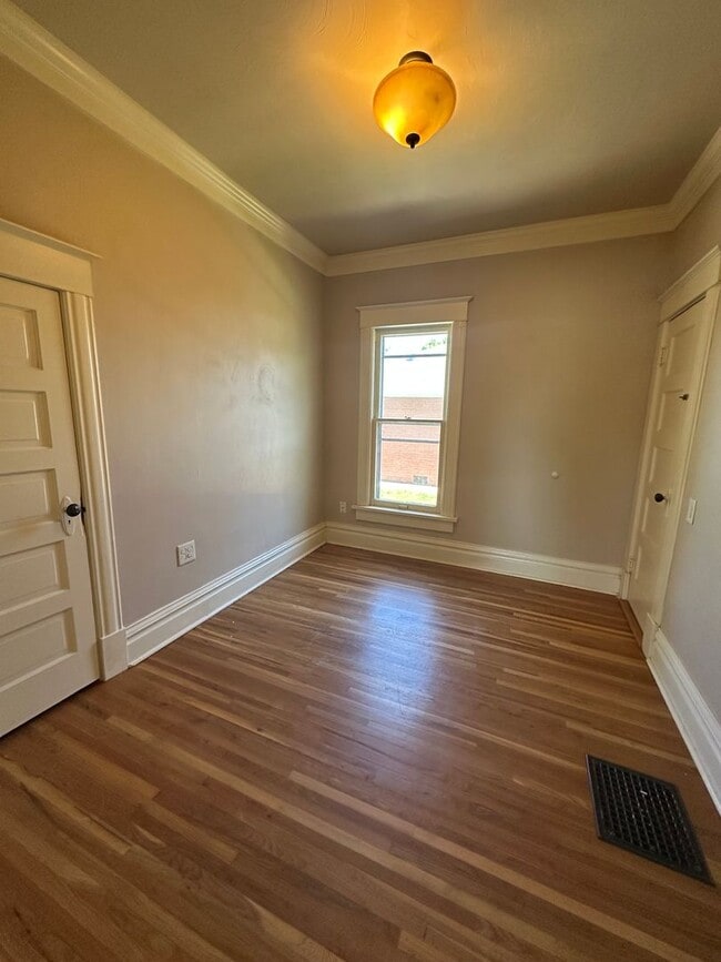 Building Photo - Amazing 3 bedroom home avail NOW