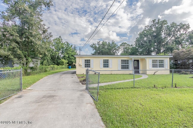 Building Photo - 1714 Loyola Dr N