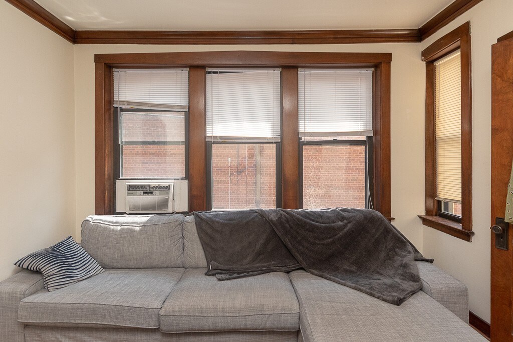 Building Photo - 3621 N Paulina St