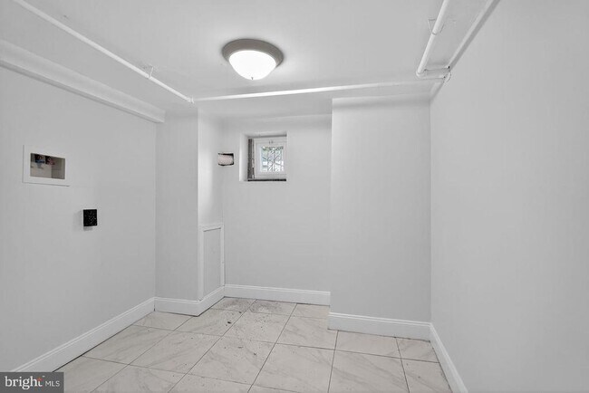 Building Photo - 1001 Burnside Rd