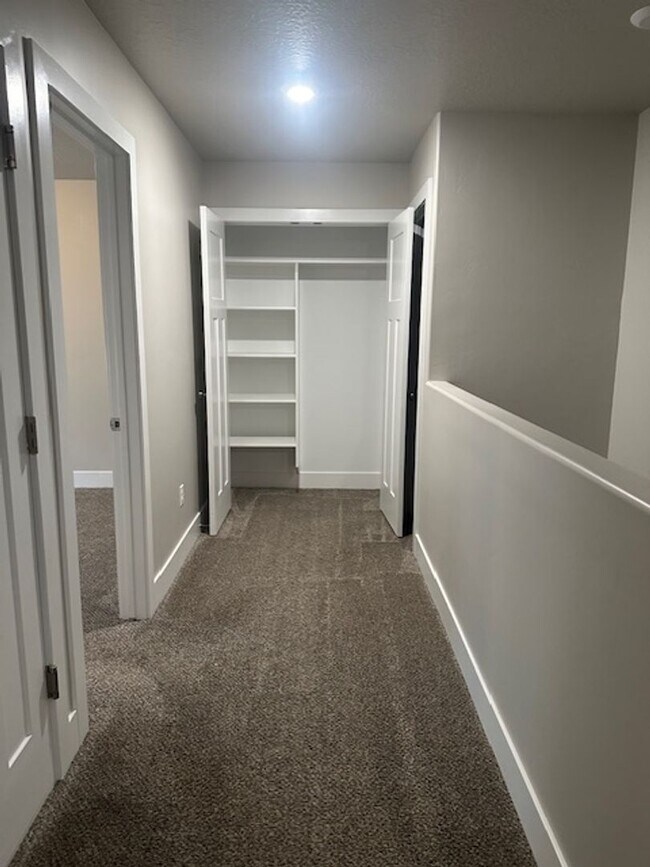 Building Photo - Amazing 3 bed, 2.5 bath with 2 car garage townhome!