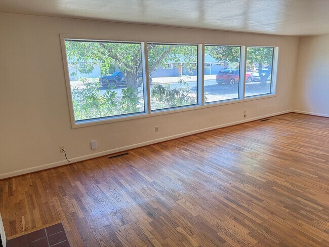 Building Photo - 3 bedroom, 1.5 bath house in Eugene!