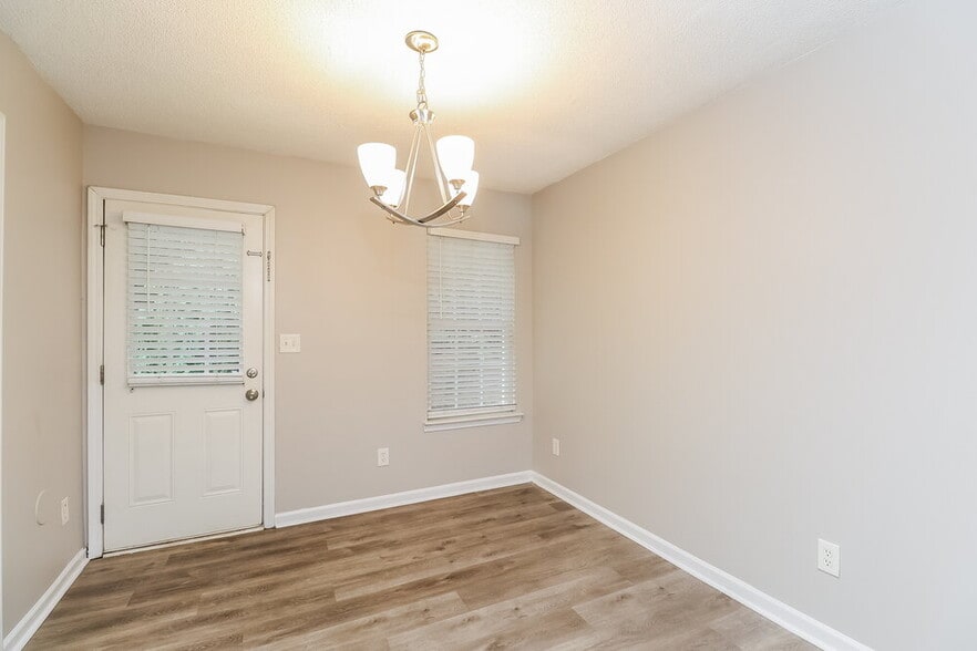 Building Photo - 905 Grassy Patch Ln