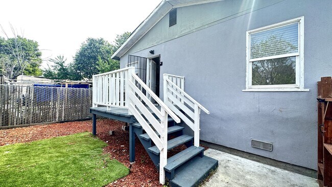 Building Photo - 1321