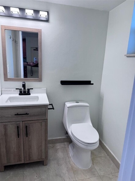 Building Photo - 100 Edgewater Dr