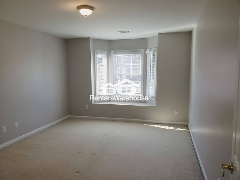 Building Photo - 923 Dual Hall