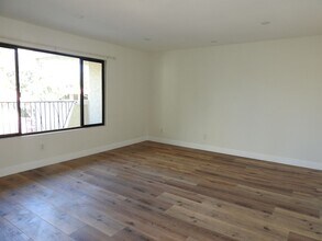 Building Photo - Lovely 2 bed 2bath with Stunning Views