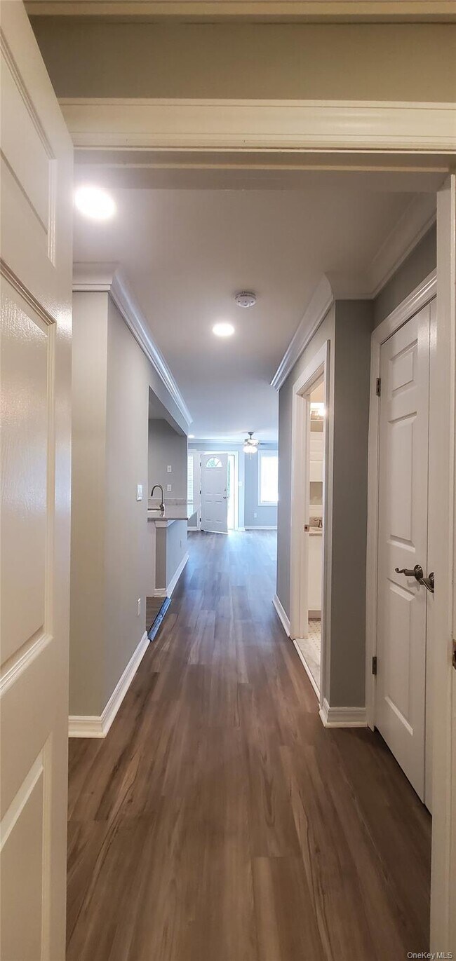 Building Photo - 81 Secatogue Ave