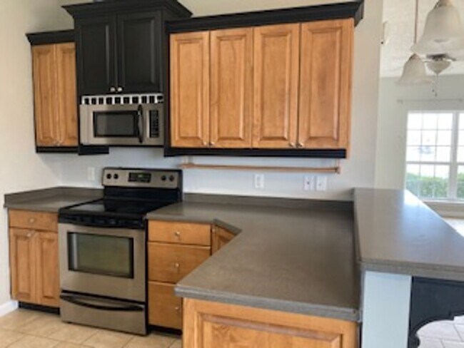 Building Photo - Charming 3 BR/2.5 bath  in a quiet, well-kept neighborhood. Convenient to schools, Tyndall AFB, s...