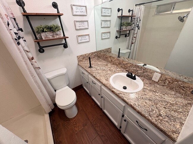 Building Photo - 2 bedroom, 2 bath townhome near Mooney Blvd