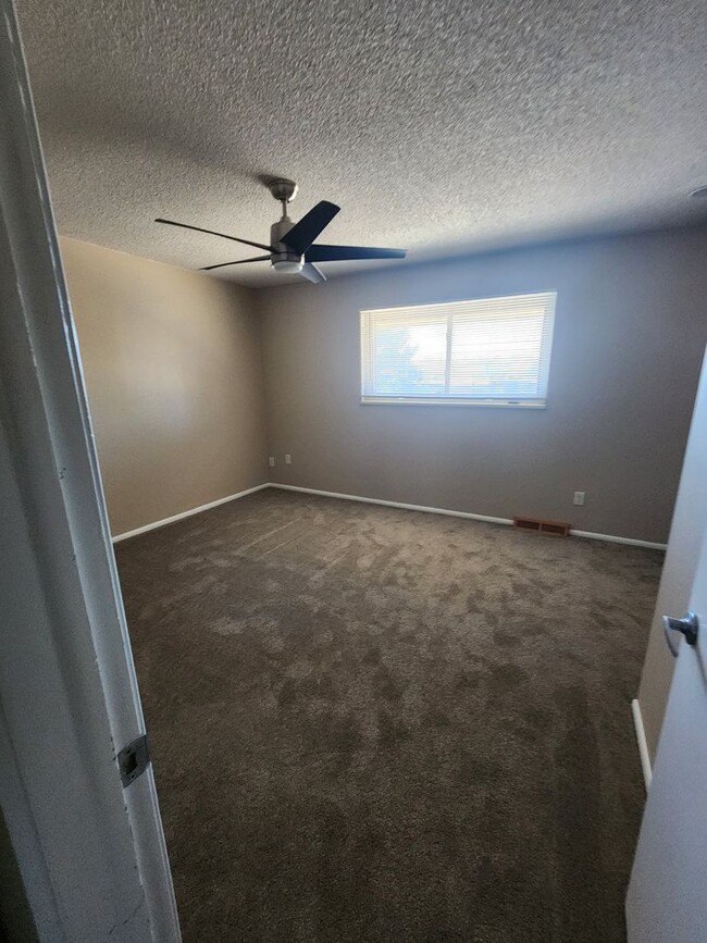 Building Photo - 8712 Mariposa St