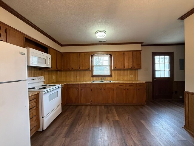 Building Photo - 2 Bedroom, 1 Bathroom Home