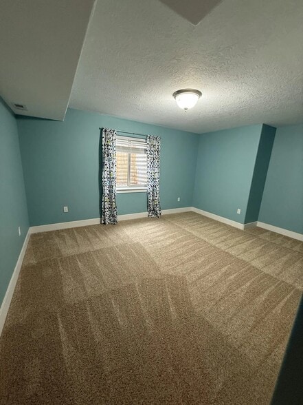 Building Photo - 1390 Stoneridge Dr