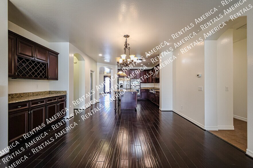 Building Photo - 613 W San Carlos Way