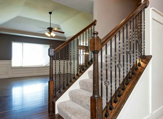 Building Photo - Beautiful 4 bedroom house with privacy fen...