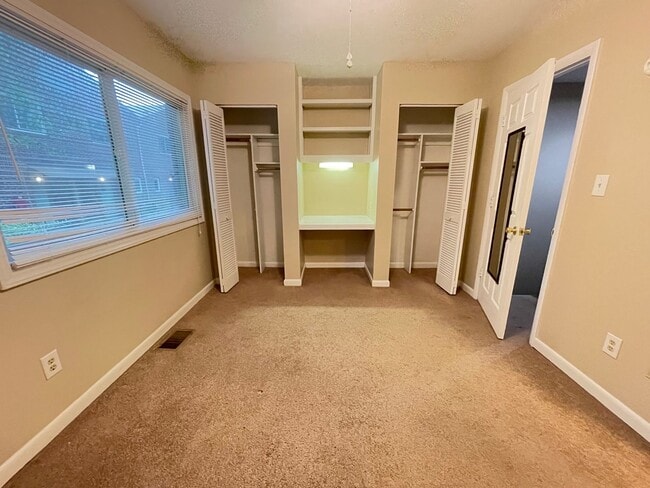 Building Photo - Sleek, Stylish 2br 2ba upper level condo in Chancellor Square, walking distance to Campus, downtown!