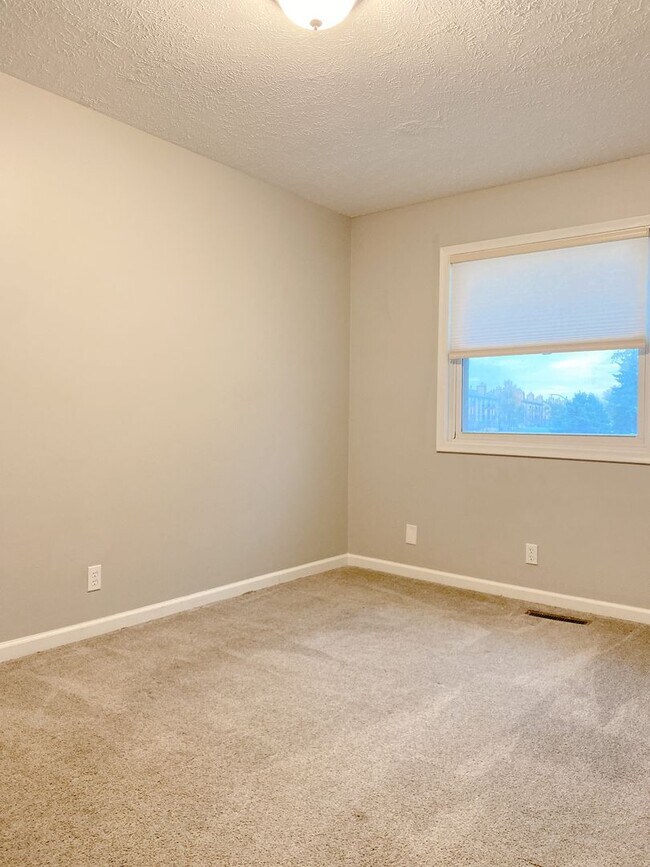 Building Photo - Millard 3 bed 2 bath $1900