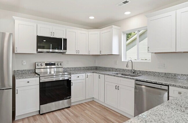 Building Photo - 516 Singletary St SE
