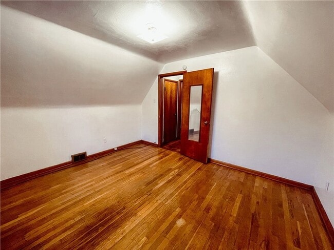 Building Photo - 528 Cypress Alley