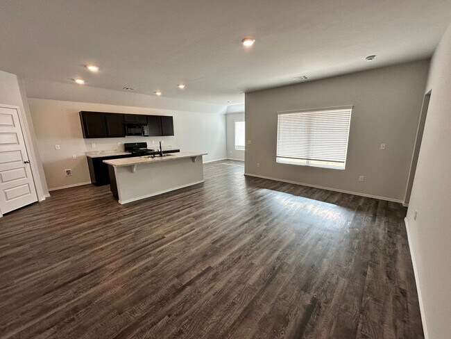 Building Photo - Move -in Special: Stunning 4-Bedroom, 2-Ba...
