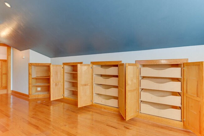 Building Photo - 407 Russell St