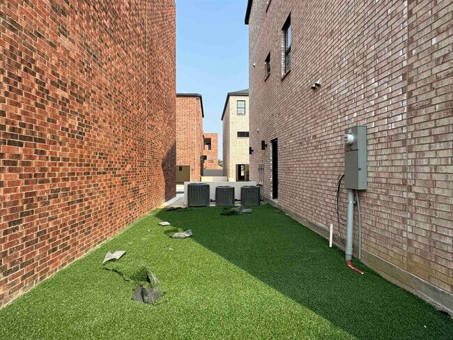 Building Photo - 210 Veracruz Dr