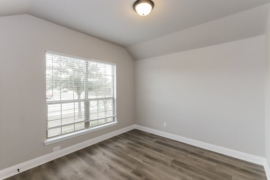 Building Photo - 1304 River Oak Ln